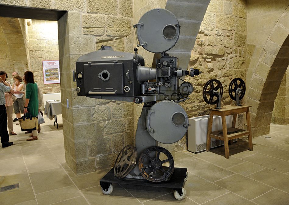 Jornadas Cine Mudo Uncastillo - Proyector Cine años 50 - AtmósferaCine