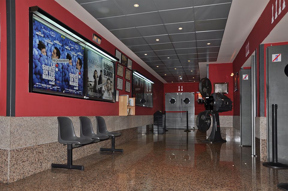 Cines Renoir Audiorama-Pasillo interior-Foto AtmosferaCine