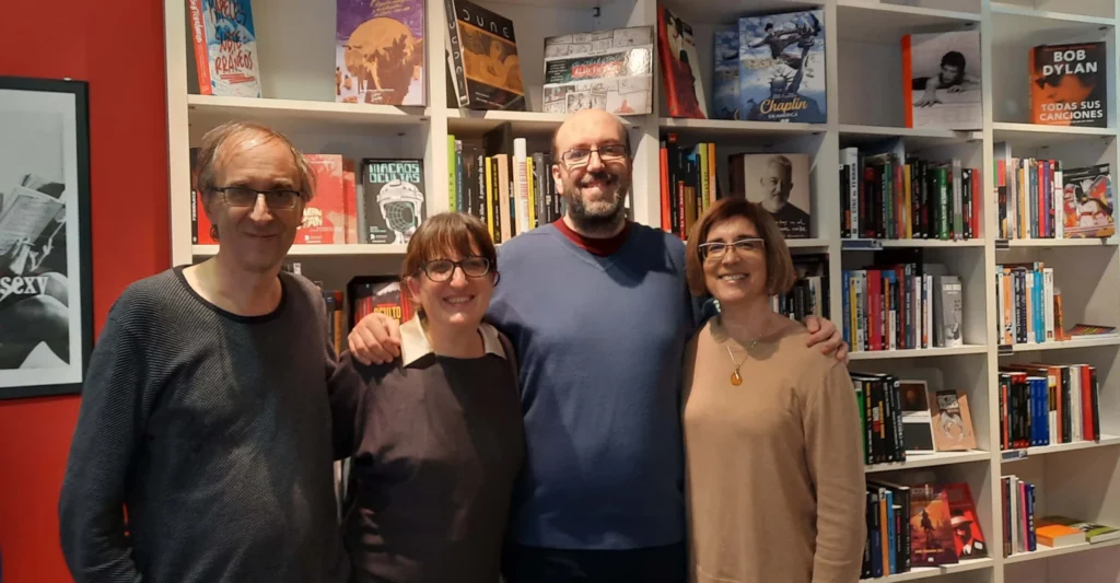 Toda presentación es una ocasión para jubilosos encuentros. En la foto, Sergio Guiral -dueño de La Ventana Indiscreta-, Isabel Sánchez, Alfredo Moreno -creador del veterano blog 39 escalones- y quien esto escribe