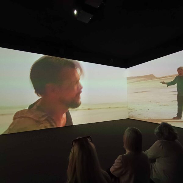 Oliver Laxe y su ‘Sirat’ museístico: bailar para no naufragar