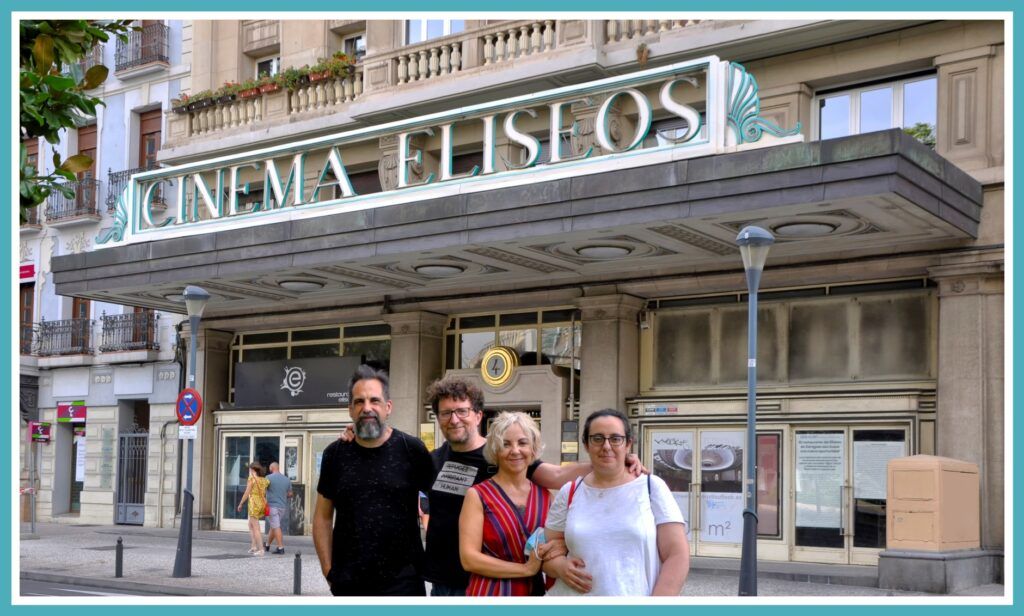 Salvemos el Eliseos-Asociación ante fachada cine-2021-Foto Atmosferacine